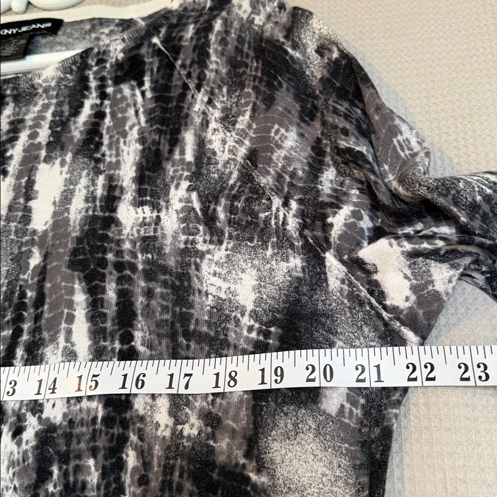 DKNY sz L Black white watercolour inkstroke pattern fine knit sweater side slit - Picture 5 of 9